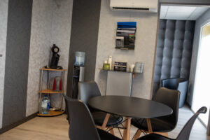 table entouree des quatres chaises