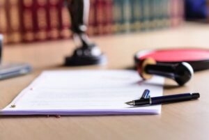 papier et stylo sur un table